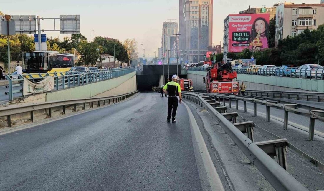 İstanbul Zincirlikuyu alt geçitte saat 19.30'da seyir halindeki bir İETT