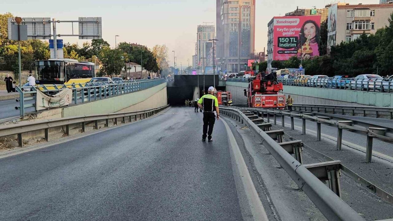 İstanbul Zincirlikuyu alt geçitte saat 19.30'da seyir halindeki bir İETT
