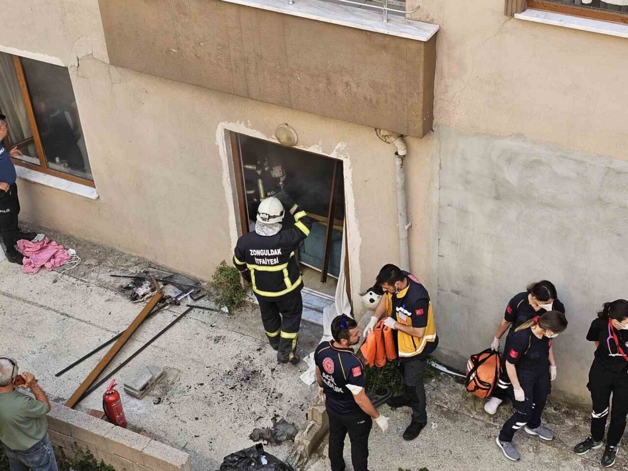 Zonguldak'ta Bahçelievler Mahallesi'ndeki bir apartmanın zemin katındaki dairede gerçekleşen patlama