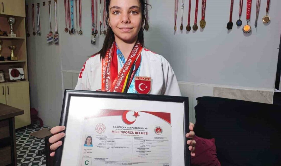 Adana'da 14 yaşındaki Turna Gürbüz, babası İslam Gürbüz'ün koçluğunda karateye