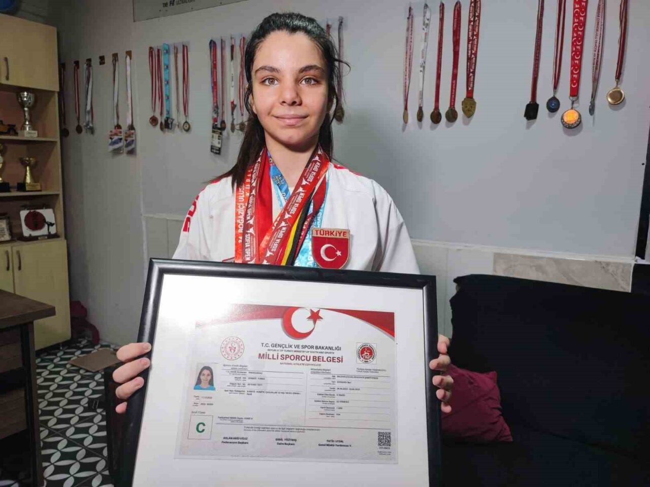 Adana'da 14 yaşındaki Turna Gürbüz, babası İslam Gürbüz'ün koçluğunda karateye