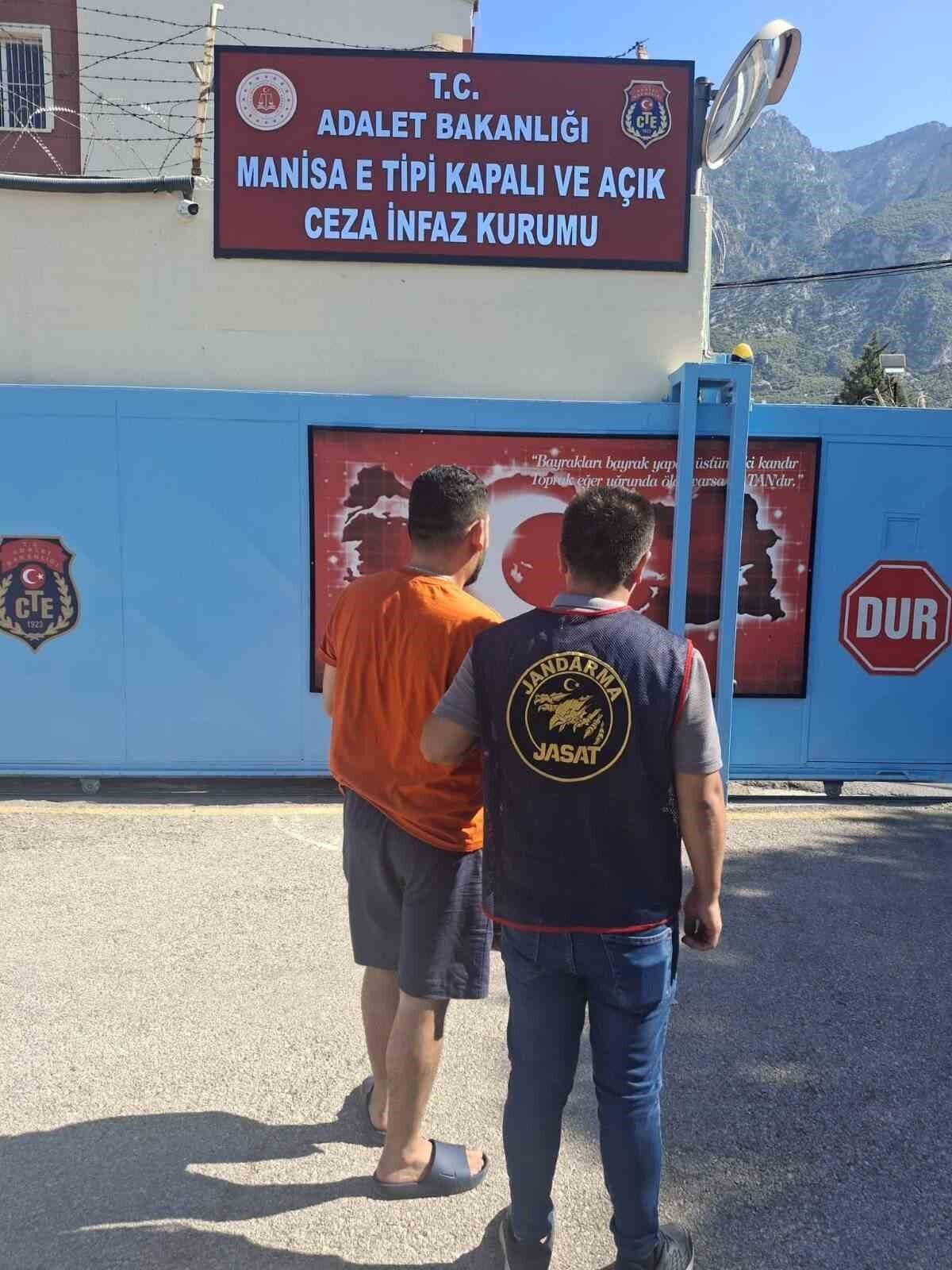 Manisa'nın Turgutlu ilçesinde jandarma, 8 dolandırıcılık suçundan 15 yıl hapis