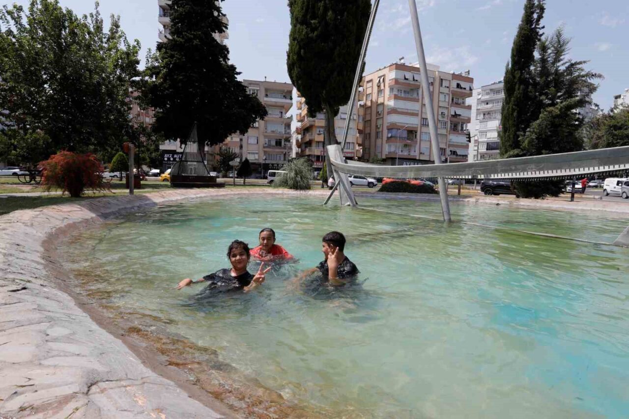 Antalya'da sıcaklık 39 derece ölçülürken hissedilen 44 dereceye ulaştı. Düşük