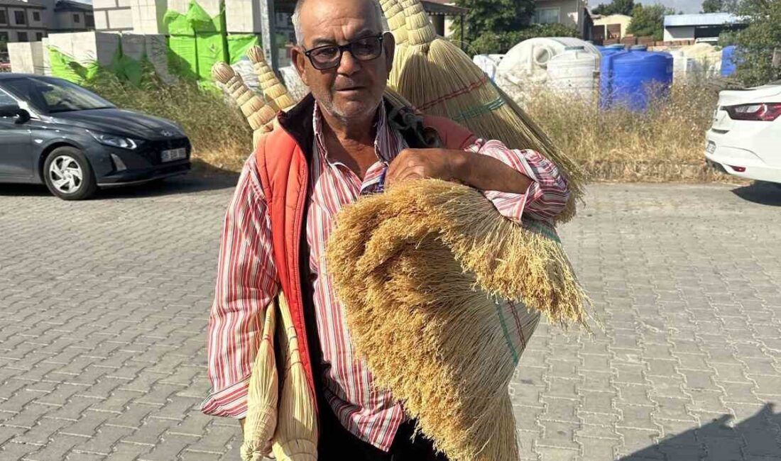 Tekirdağ'ın Muratlı ilçesinde 56 yıldır süpürge satan Sami Turna, günde
