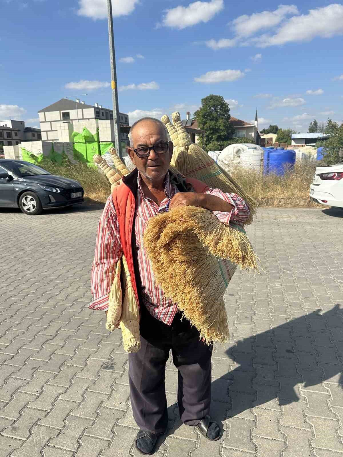 Tekirdağ'ın Muratlı ilçesinde 56 yıldır süpürge satan Sami Turna, günde