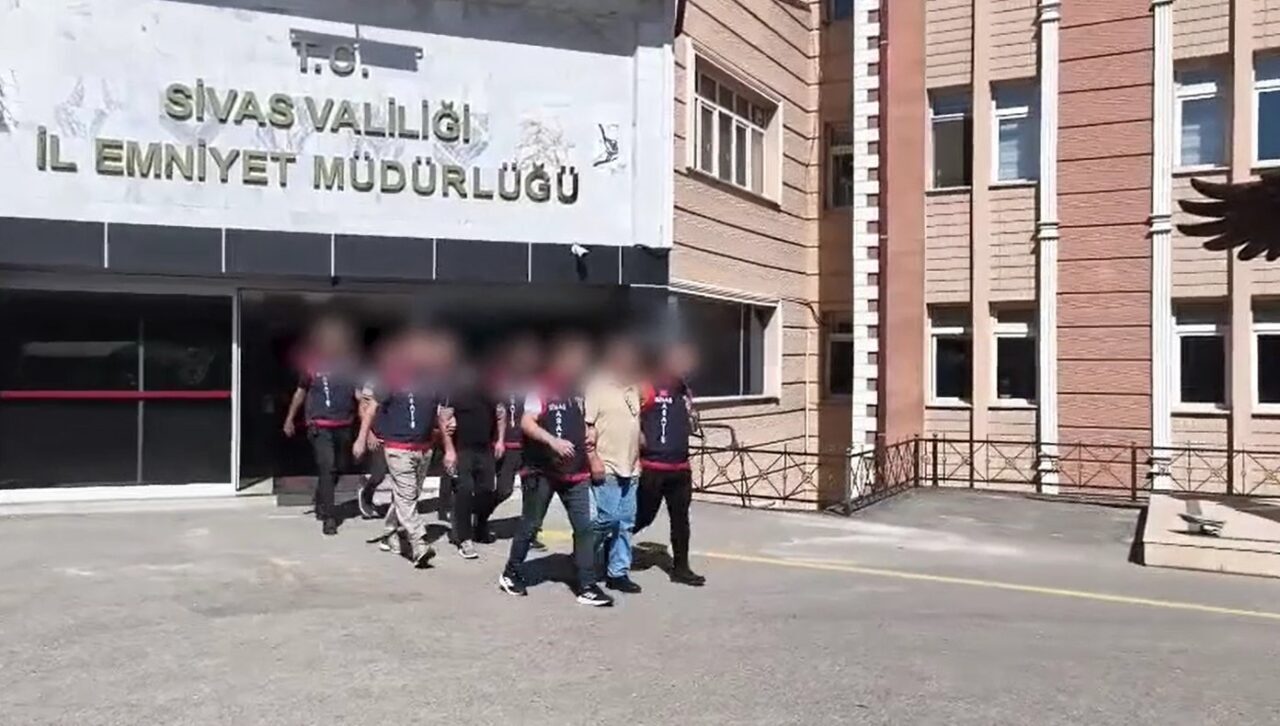 Sivas'ta düzenlenen dolandırıcılık operasyonunda, kendilerini kamu görevlisi olarak tanıtan M.Ç