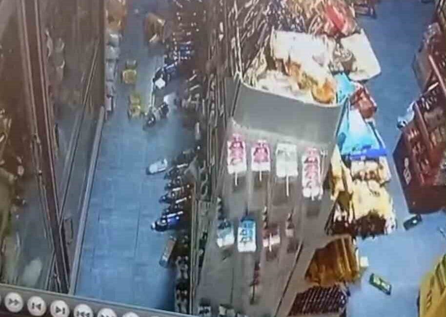 Balıkesir'in Sındırgı ilçesinde gerçekleşen 6.1 büyüklüğündeki depremin görüntüleri bir marketin