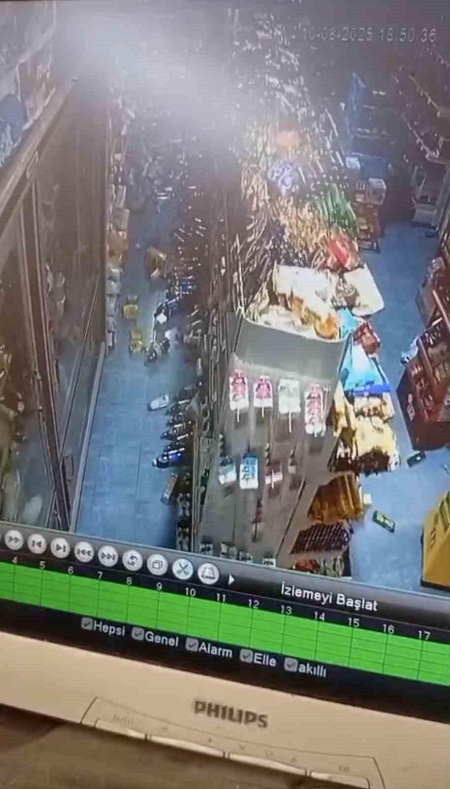 Balıkesir'in Sındırgı ilçesinde gerçekleşen 6.1 büyüklüğündeki depremin görüntüleri bir marketin