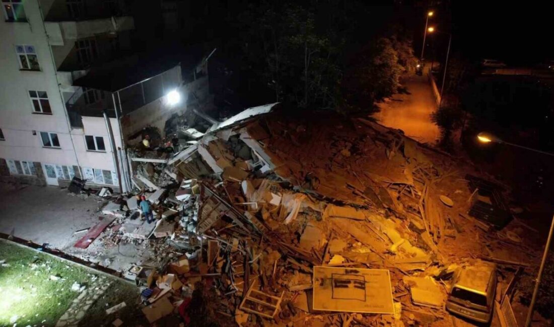 Balıkesir’in Sındırgı ilçesinde meydana gelen depremde 4 kişi enkazdan kurtarılırken,