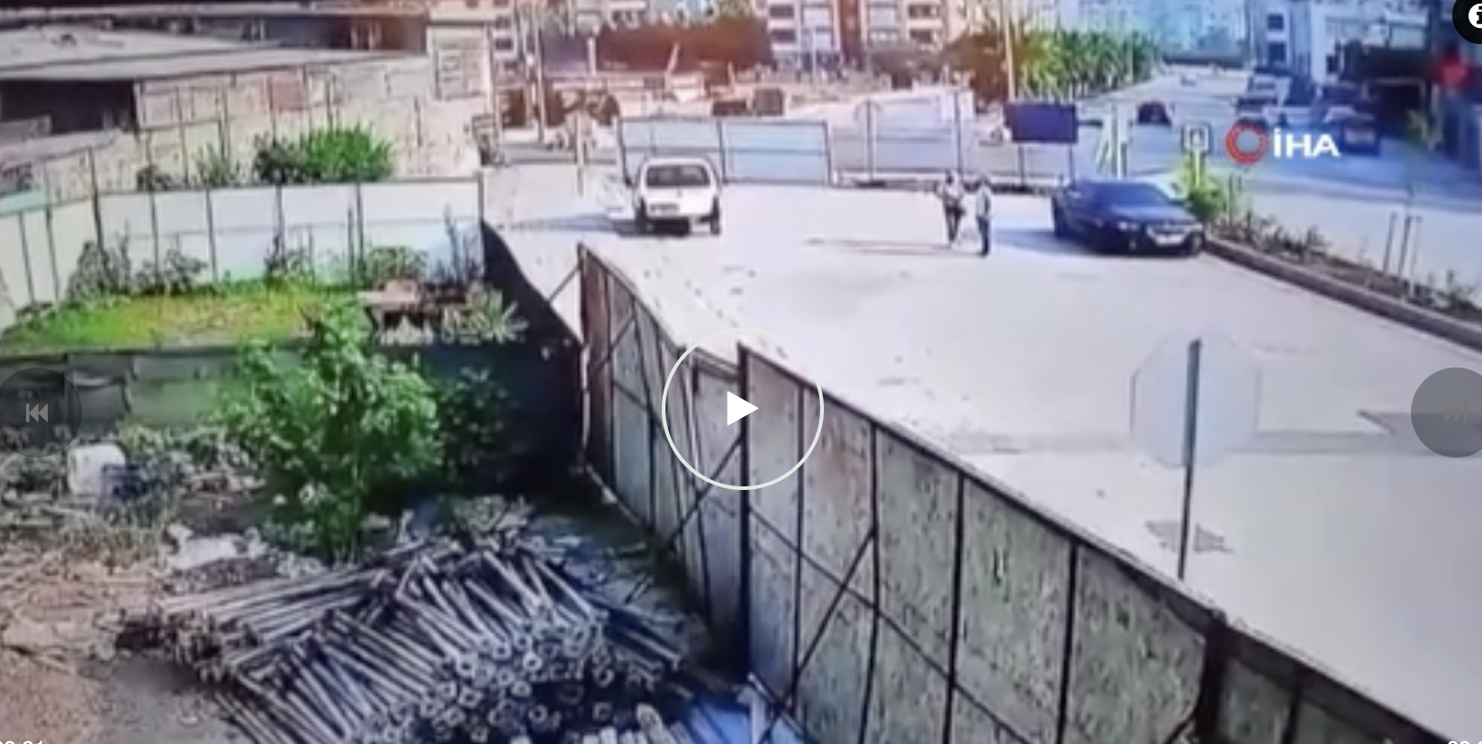 Adana’da alkollü sürücünün direksiyon hakimiyetini kaybetmesi sonucu kaldırımda denetim yapan