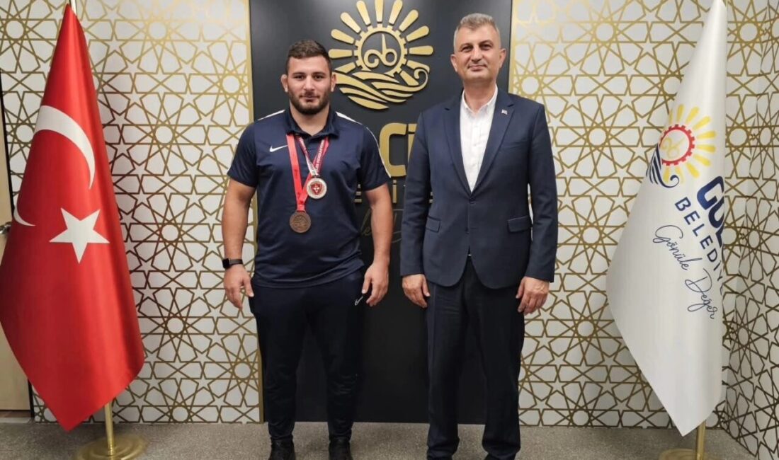 Gölcük Belediyesporlu pehlivan Abdulrefik Öner, başpehlivan unvanını kazandı. Gölcük Belediye