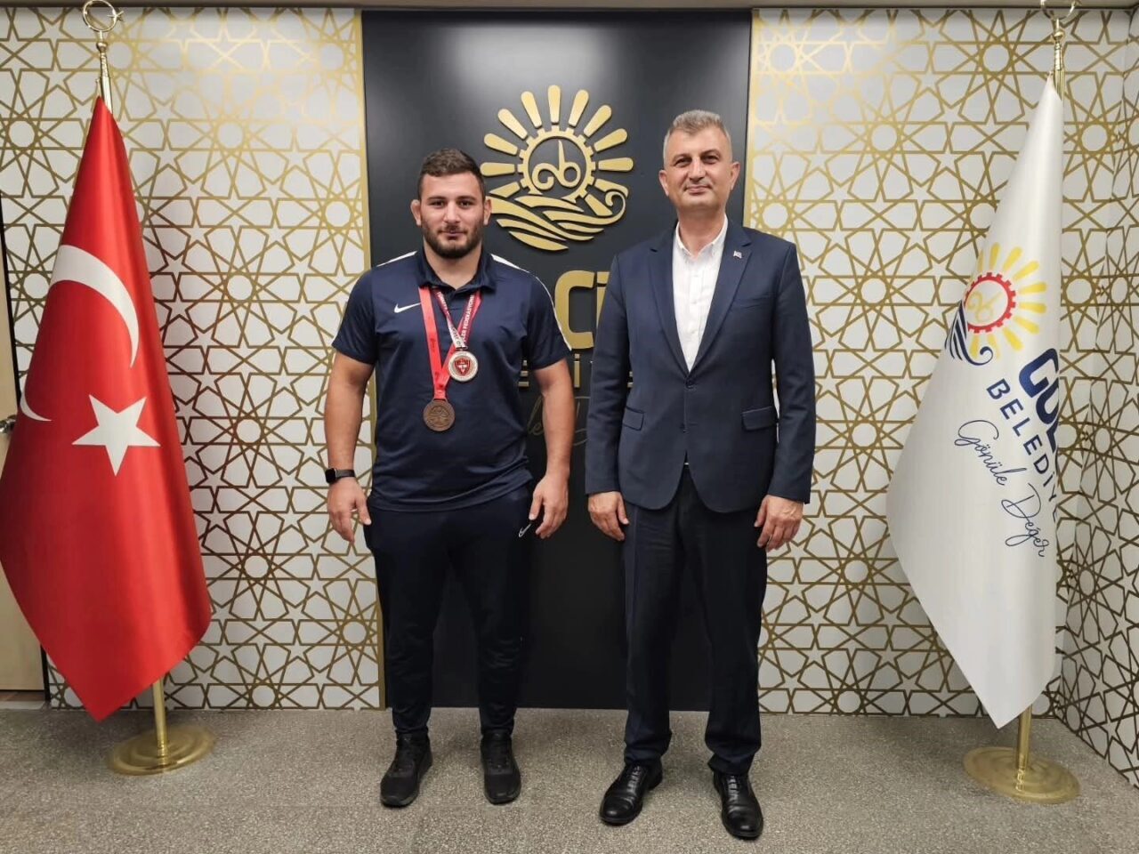 Gölcük Belediyesporlu pehlivan Abdulrefik Öner, başpehlivan unvanını kazandı. Gölcük Belediye