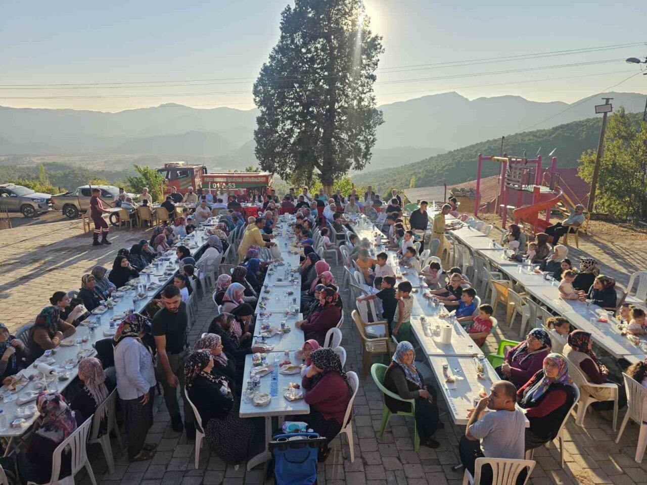 Adana'nın Feke ilçesindeki Akoluk Mahallesi'nde, orman yangınlarının sona ermesi ve