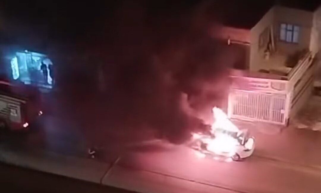 Adana'nın Seyhan ilçesi Yeşilyurt Mahallesi'nde seyir halindeki bir otomobil alev