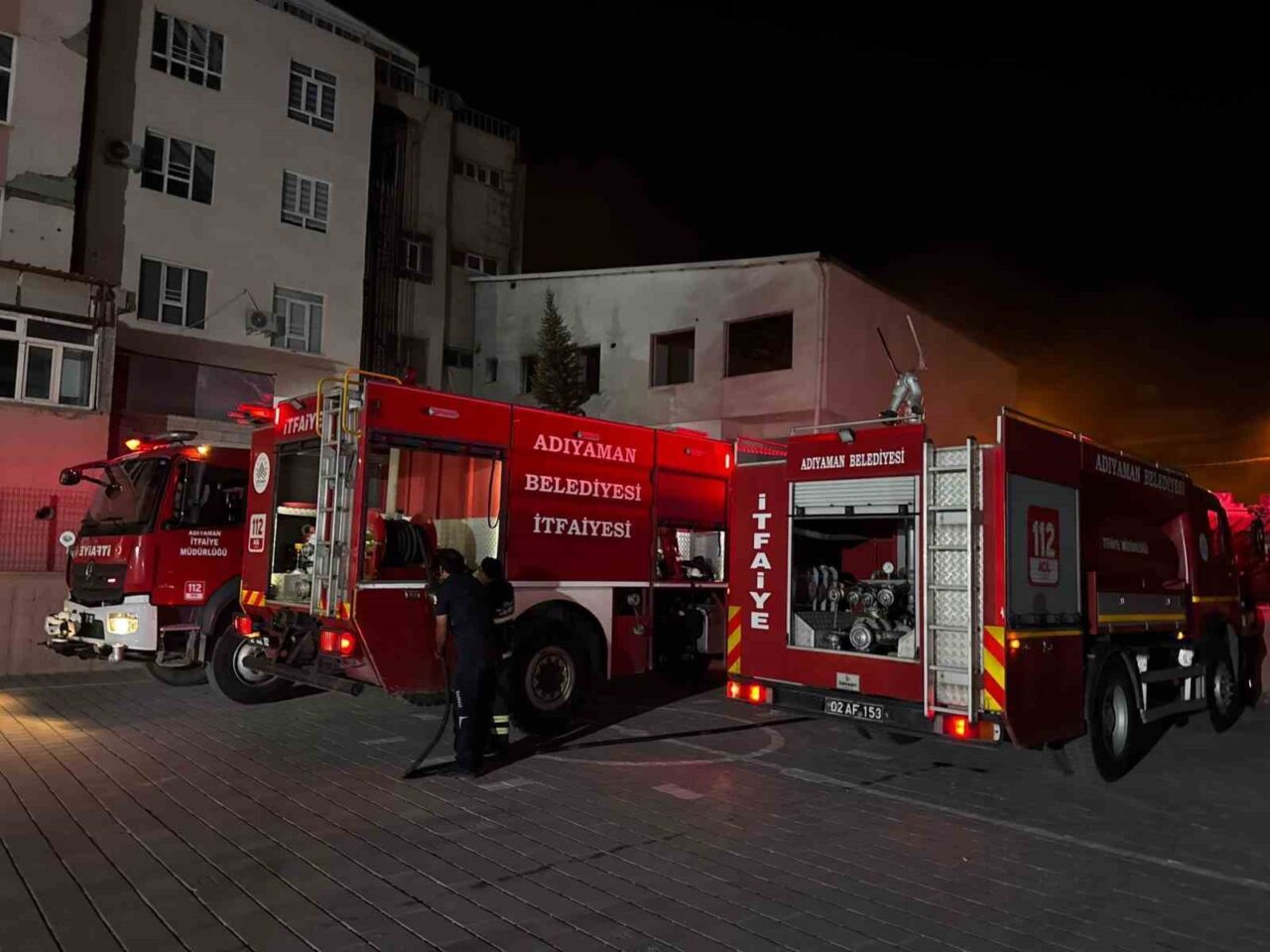 Adıyaman'ın Eskisaray Mahallesi'nde bir binanın 1. katında çıkan yangın, korku