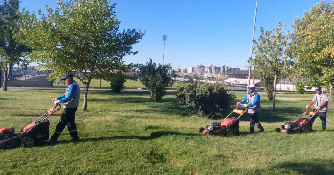 Adıyaman Belediyesi, hava sıcaklıklarının artmasıyla birlikte park ve bahçelerde bakım