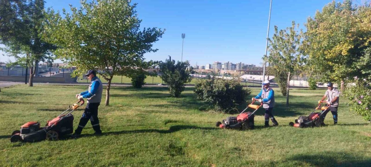 Adıyaman Belediyesi, hava sıcaklıklarının artmasıyla birlikte park ve bahçelerde bakım