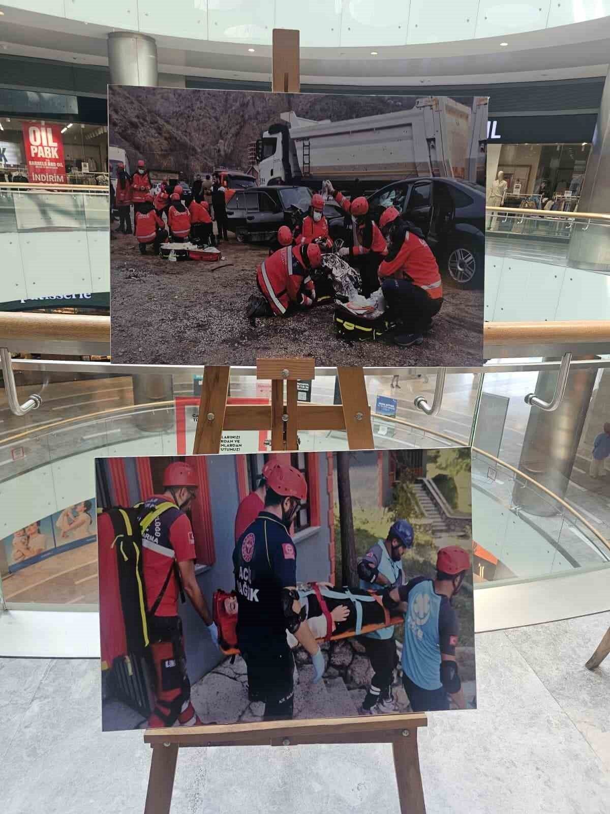 Afyonkarahisar'da düzenlenen 'Afetlerde UMKE Fotoğraf Sergisi', Ulusal UMKE Haftası etkinlikleri