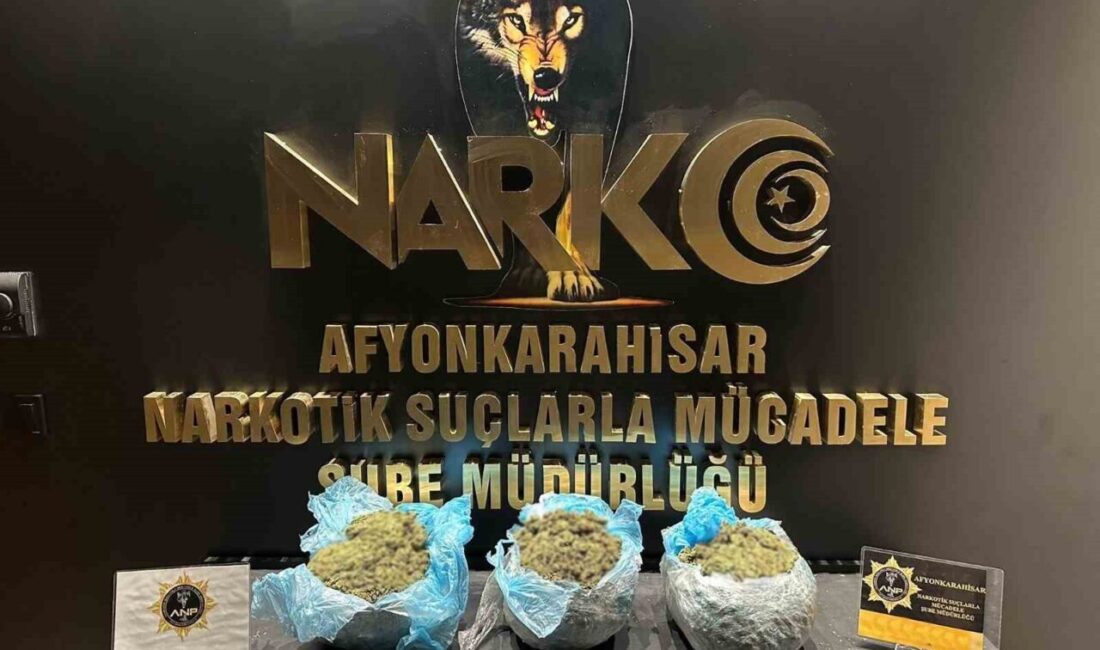 Afyonkarahisar'da polis tarafından durdurulan iki otomobilde 3 kilo 750 gram