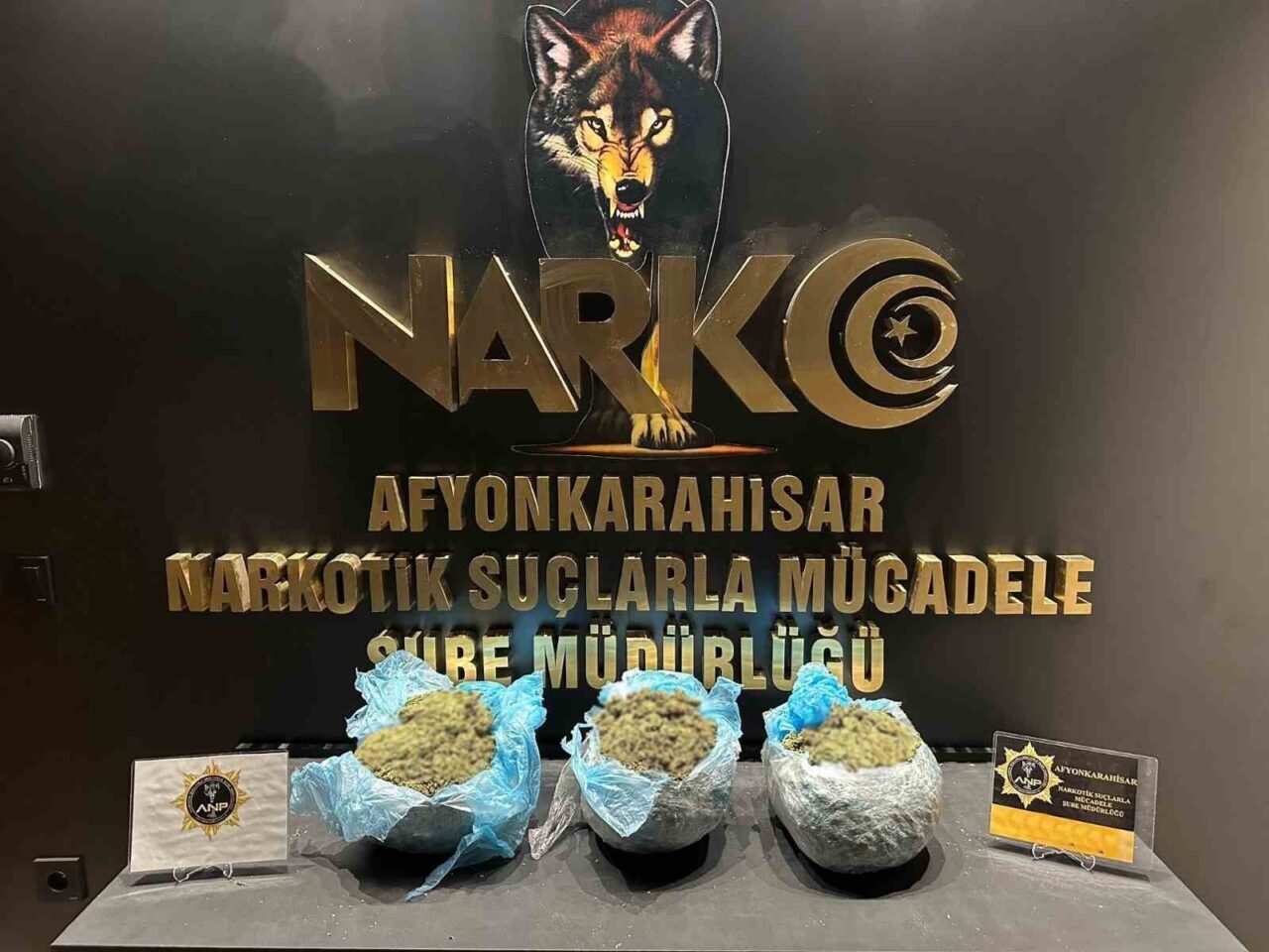 Afyonkarahisar'da polis tarafından durdurulan iki otomobilde 3 kilo 750 gram