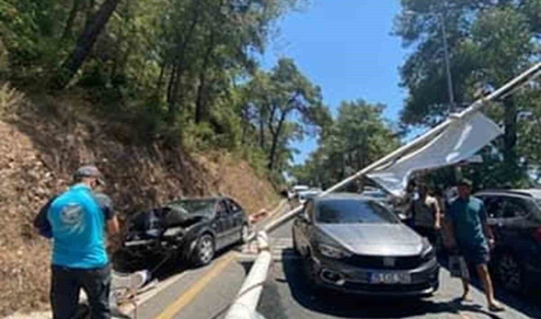 Muğla'nın Ula ilçesinde frenleri patlayan bir araç, Akyaka Mahallesi girişinde