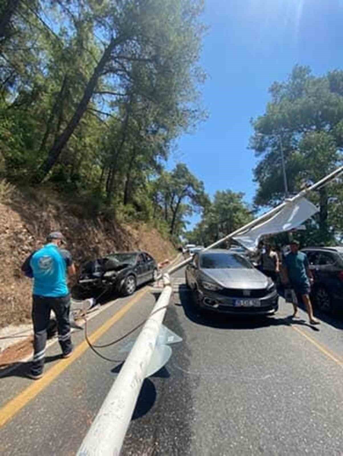 Muğla'nın Ula ilçesinde frenleri patlayan bir araç, Akyaka Mahallesi girişinde