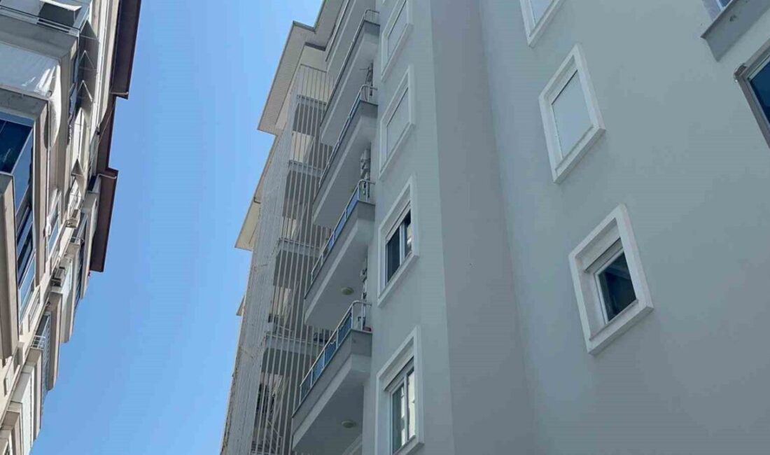 Antalya'nın Alanya ilçesinde A.D. (28), balkonda klima montajı yaparken 6.