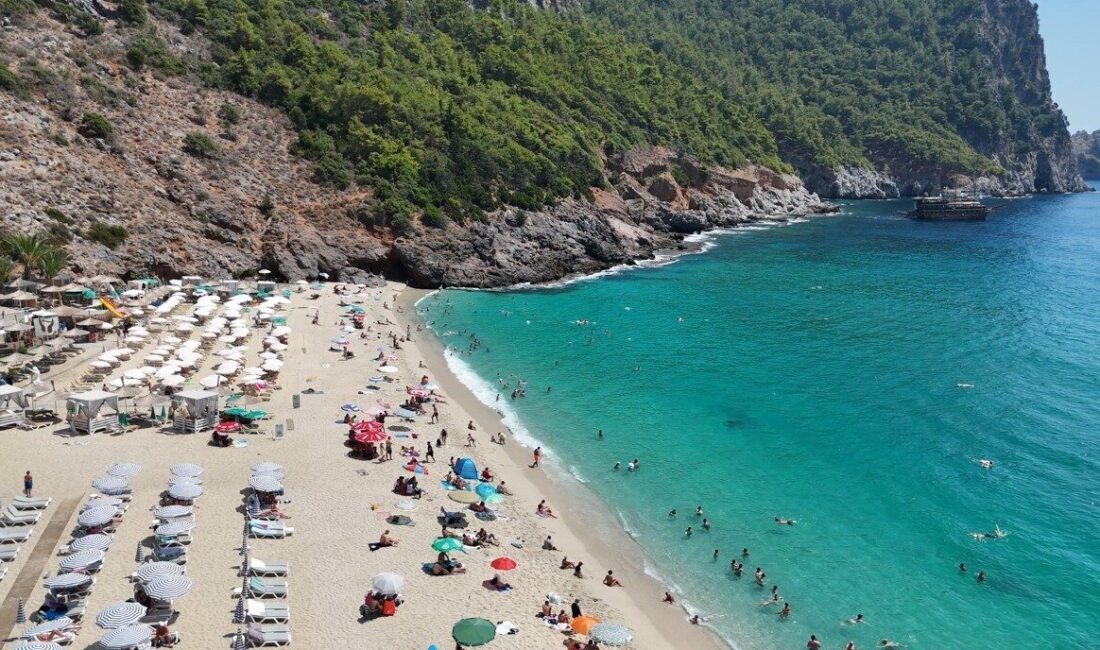 Alanya'da hava sıcaklığı 38 dereceyi bulurken, tatilciler Kleopatra Plajı'nda yoğunluk