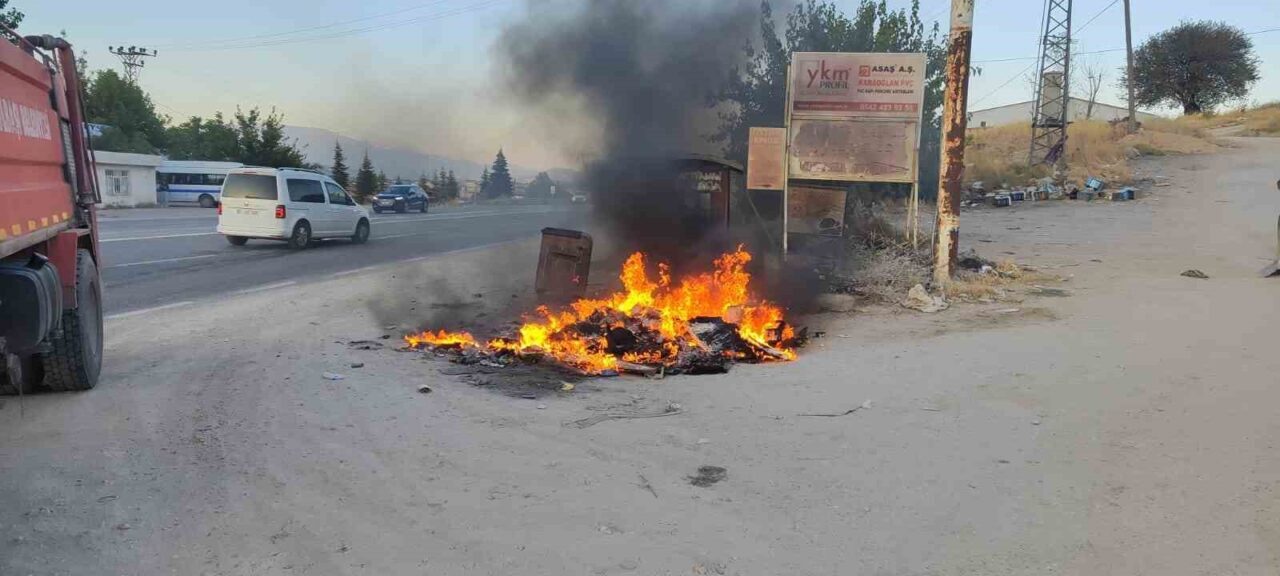 Adıyaman’ın Gölbaşı ilçesinde yol kenarındaki kuru otlar, bilinmeyen bir nedenle