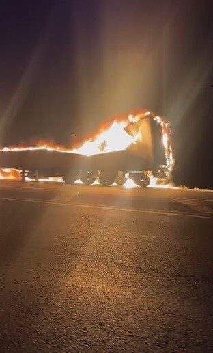 Hatay'ın Kırıkhan ilçesinde seyir halindeki bir tır motor kısmından yanmaya