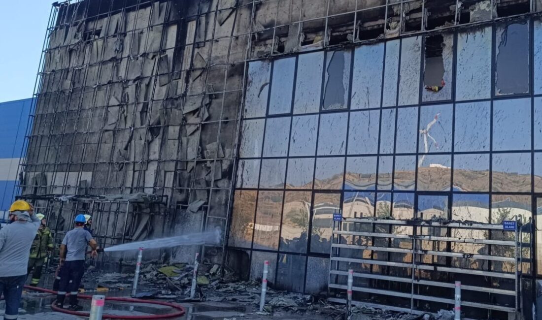 İzmir'in Aliağa ilçesindeki bir galvaniz fabrikasında akşam saatlerinde başlayan yangın,