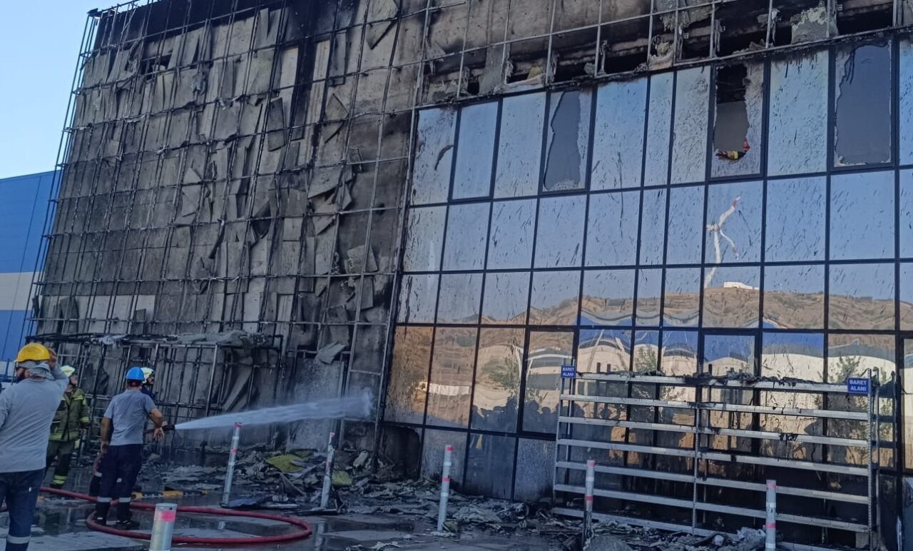 İzmir'in Aliağa ilçesindeki bir galvaniz fabrikasında akşam saatlerinde başlayan yangın,