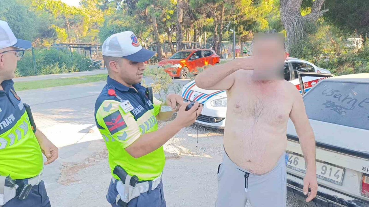 Manavgat'ta alkollü olduğu belirlenen Hasan Olgun, alkolmetreyi üflemeden önce arkadaşının