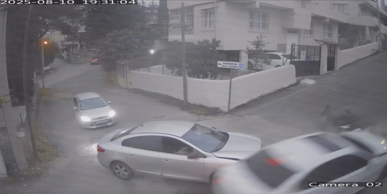 Hatay'ın İskenderun ilçesinde, hastaneye hasta sevk eden ambulansı takip eden