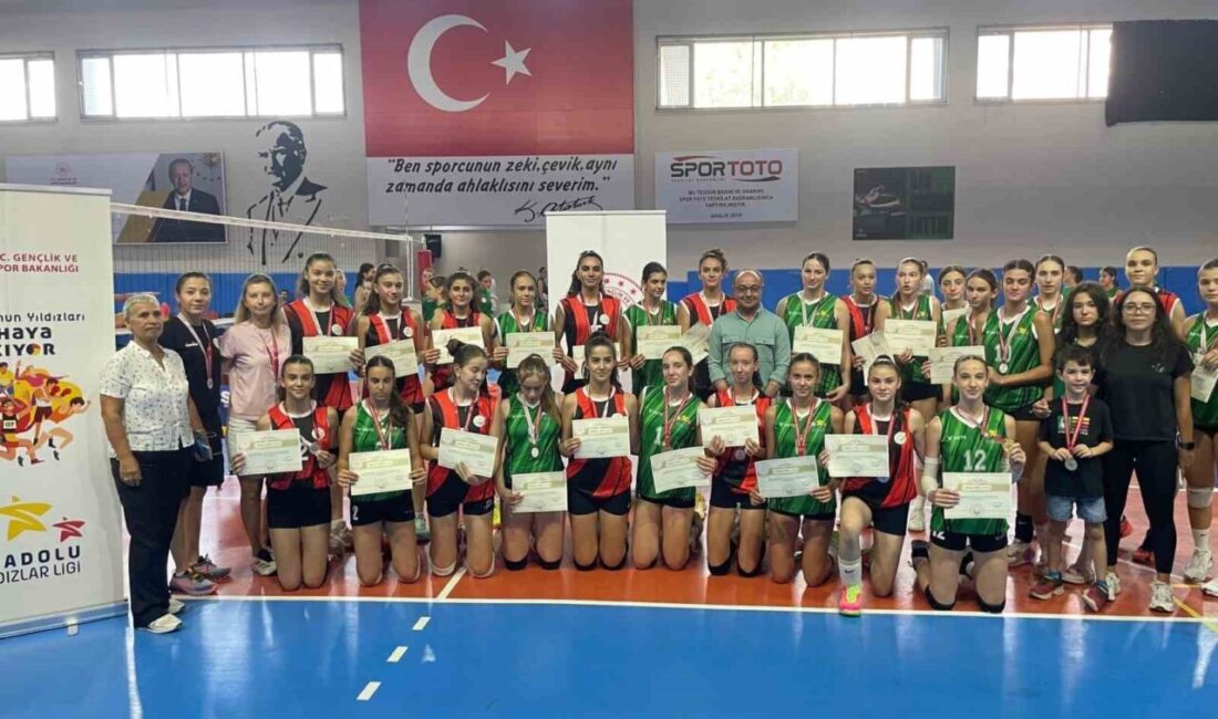 Eskişehir'deki ANALİG Voleybol Yarı Final Müsabakalarında kız takımı, grup aşamasını
