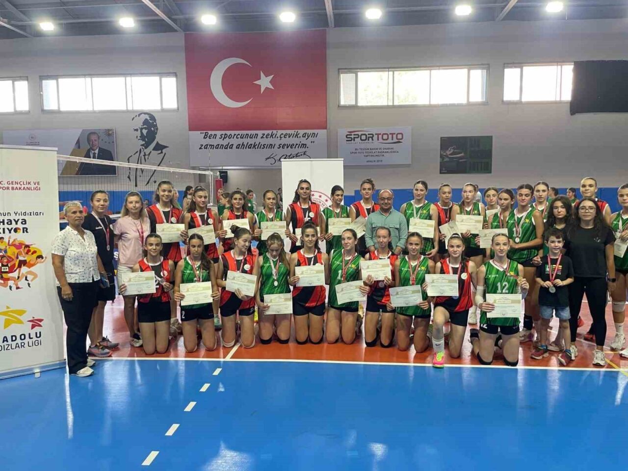 Eskişehir'deki ANALİG Voleybol Yarı Final Müsabakalarında kız takımı, grup aşamasını
