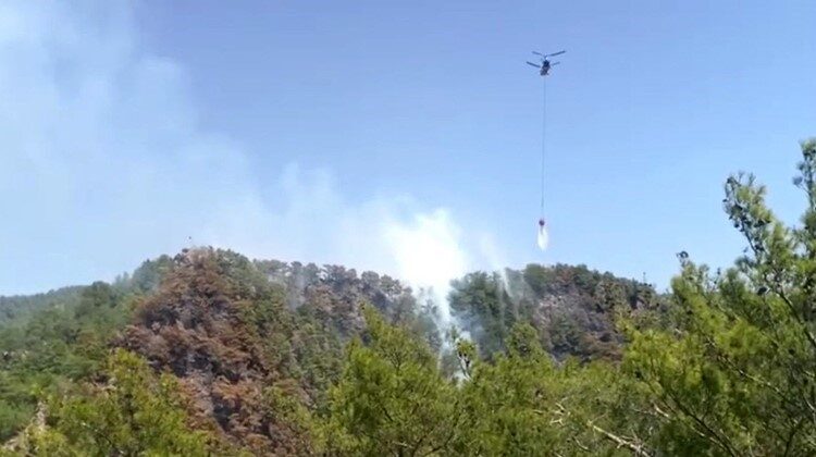Mersin'in Anamur ilçesinde Aşağı Kükür Mahallesi'nde meydana gelen orman yangını,