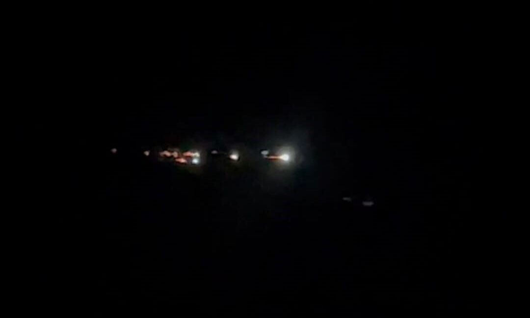 Ankara'da akşam saatlerinde gökyüzünde hızla hareket eden ışık saçan bir