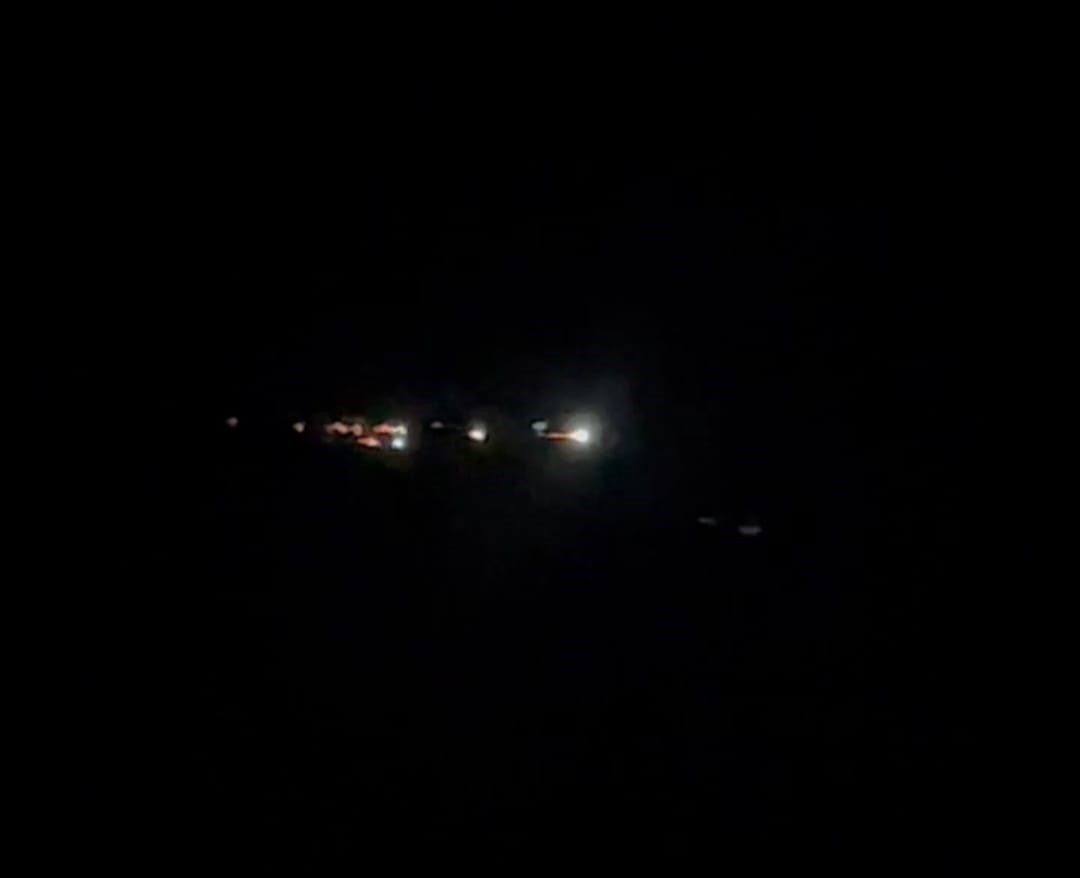 Ankara'da akşam saatlerinde gökyüzünde hızla hareket eden ışık saçan bir