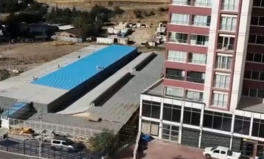 Ankara'nın Yenimahalle ilçesindeki Hurdacılar Sanayi Sitesi'nde çıkan yangın, malzemelerin tutuşmasıyla