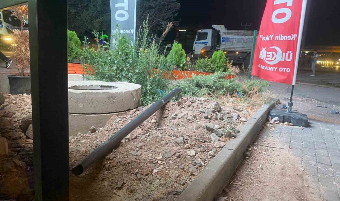 Ankara'nın Sincan ilçesinde kontrolden çıkan 06 AU 9414 plakalı otomobil,