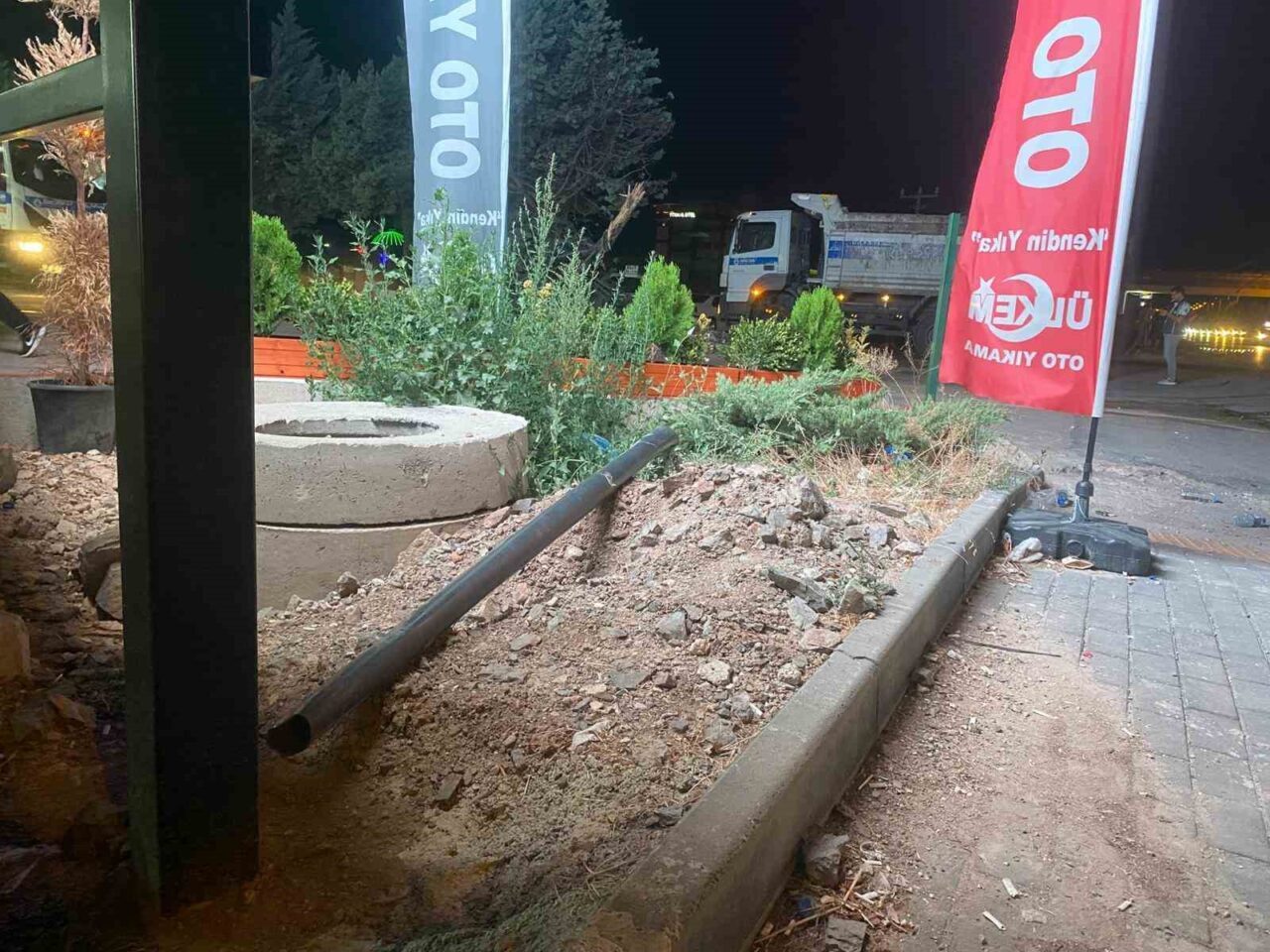 Ankara'nın Sincan ilçesinde kontrolden çıkan 06 AU 9414 plakalı otomobil,