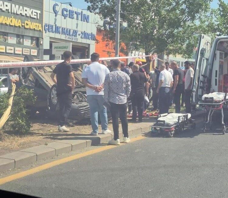 Ankara'nın Yenimahalle ilçesinde bir otomobil kontrolden çıkarak refüje devrildi. Kazada