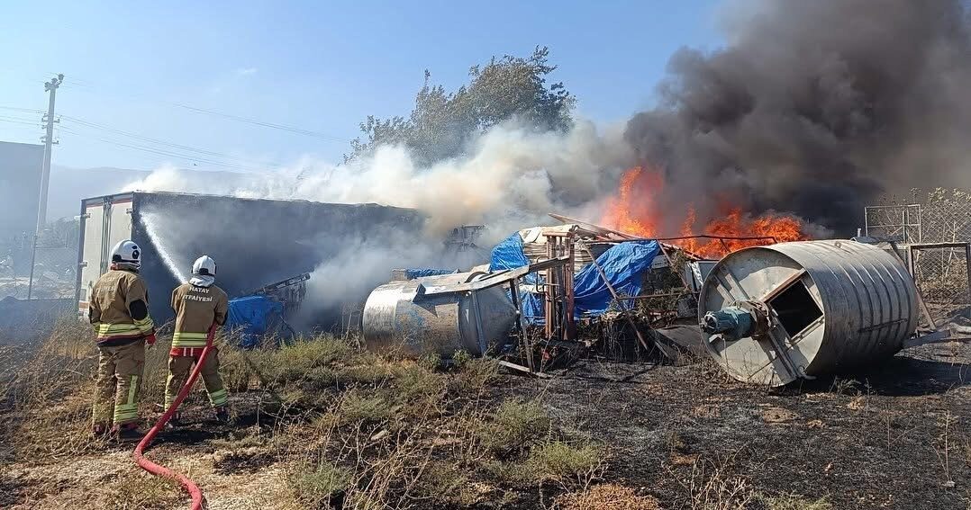 Hatay'ın Antakya ilçesinde, Büyükdalyan Mahallesi'ndeki bir işyerinin malzeme sahasında çıkan