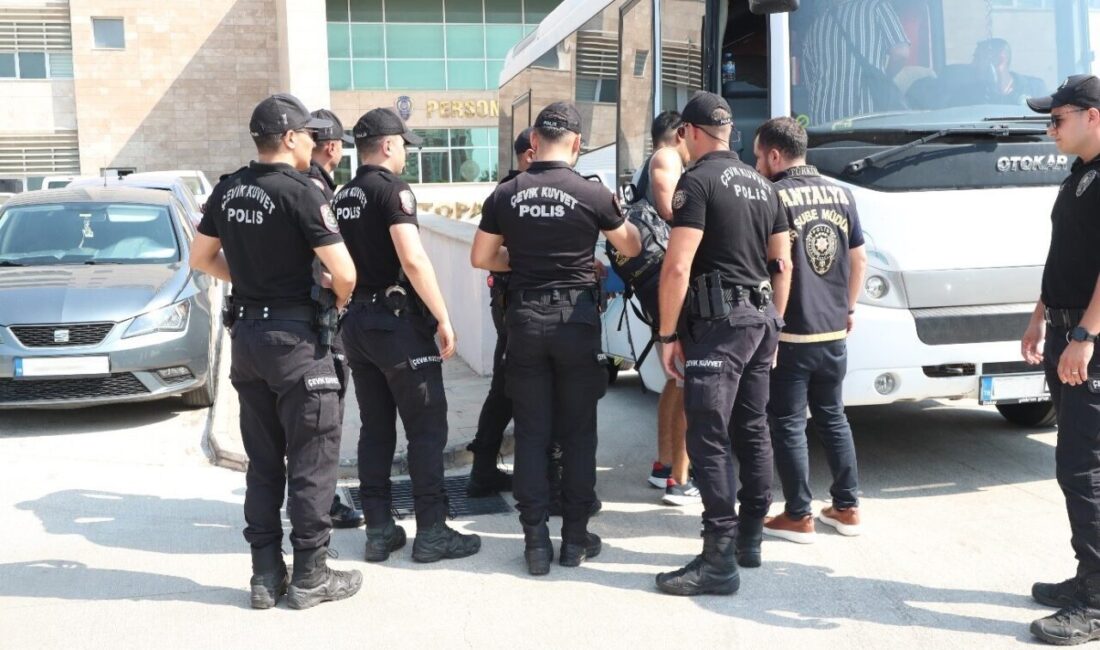 Antalya Emniyet Müdürlüğü, çeşitli suçlardan aranan 125 kişiyi yakaladı. Eş