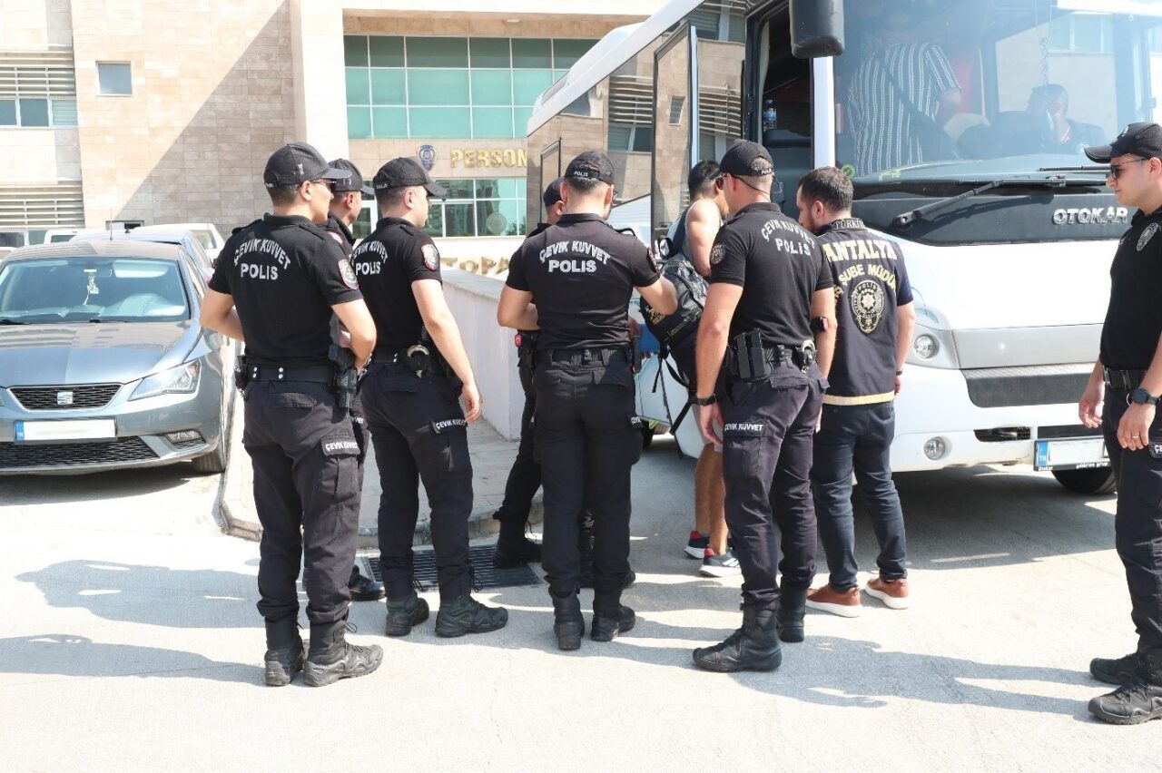 Antalya Emniyet Müdürlüğü, çeşitli suçlardan aranan 125 kişiyi yakaladı. Eş
