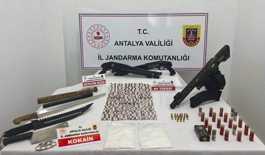 Antalya'nın Kepez ilçesinde jandarma tarafından gerçekleştirilen operasyonda 330 gram kokain,
