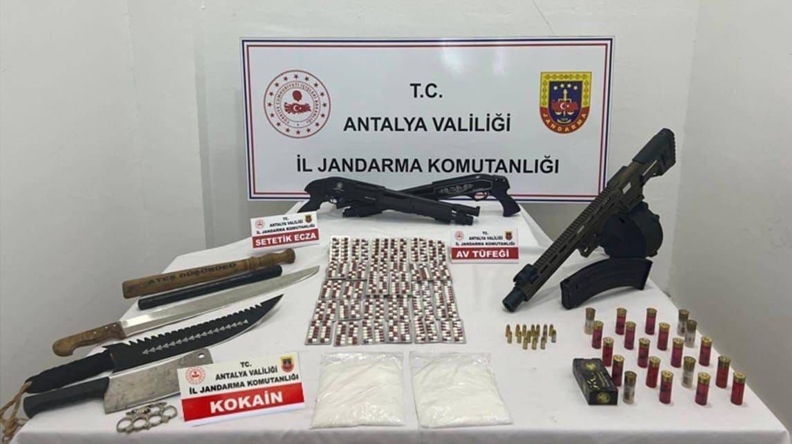 Antalya'nın Kepez ilçesinde jandarma tarafından gerçekleştirilen operasyonda 330 gram kokain,