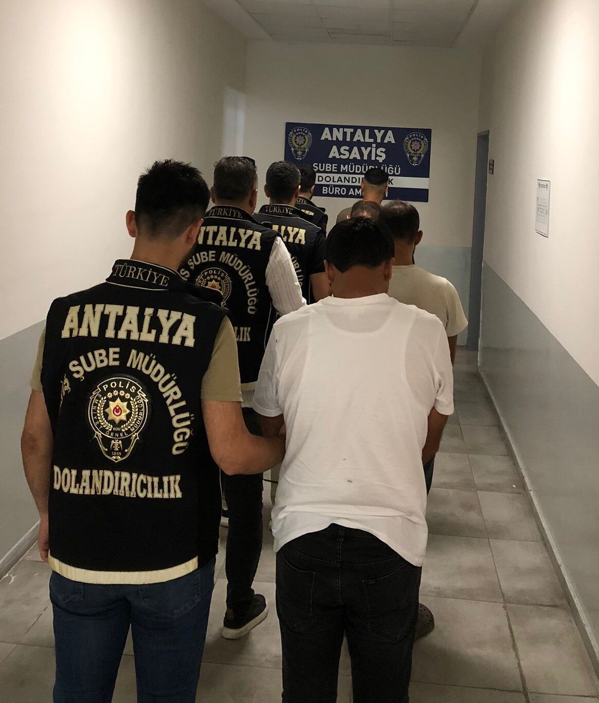 Antalya'da sahte savcı, polis ve MİT görevlisi olarak tanınan 4