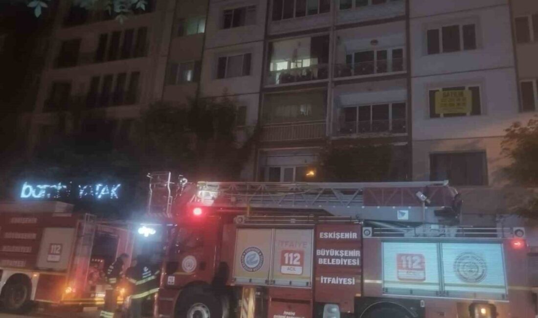 Eskişehir'de bir apartmanda çıkan yangın, 4. katta başladı ve itfaiye